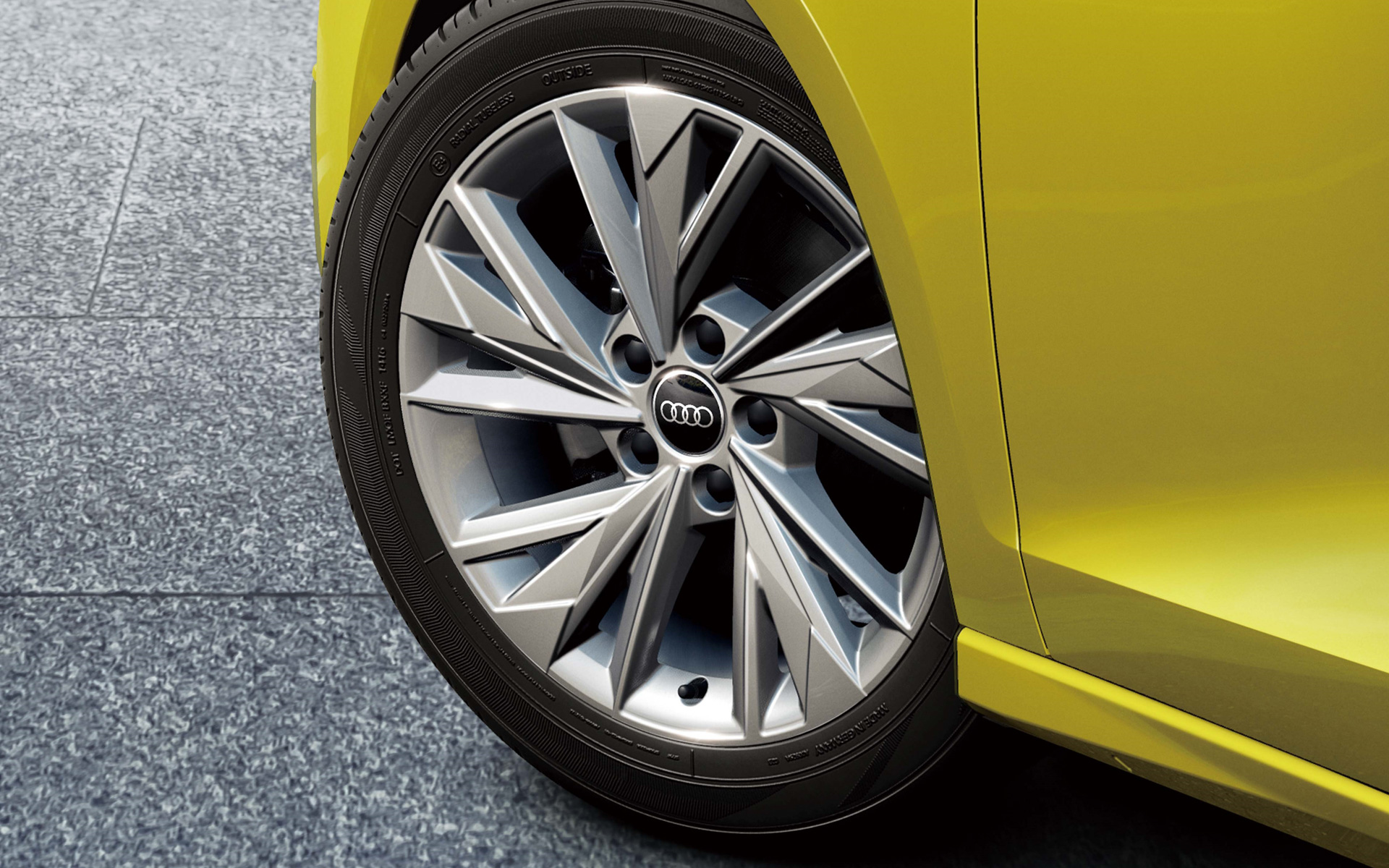 5ダブルスポークデザインの17インチアルミホイールを特別装備