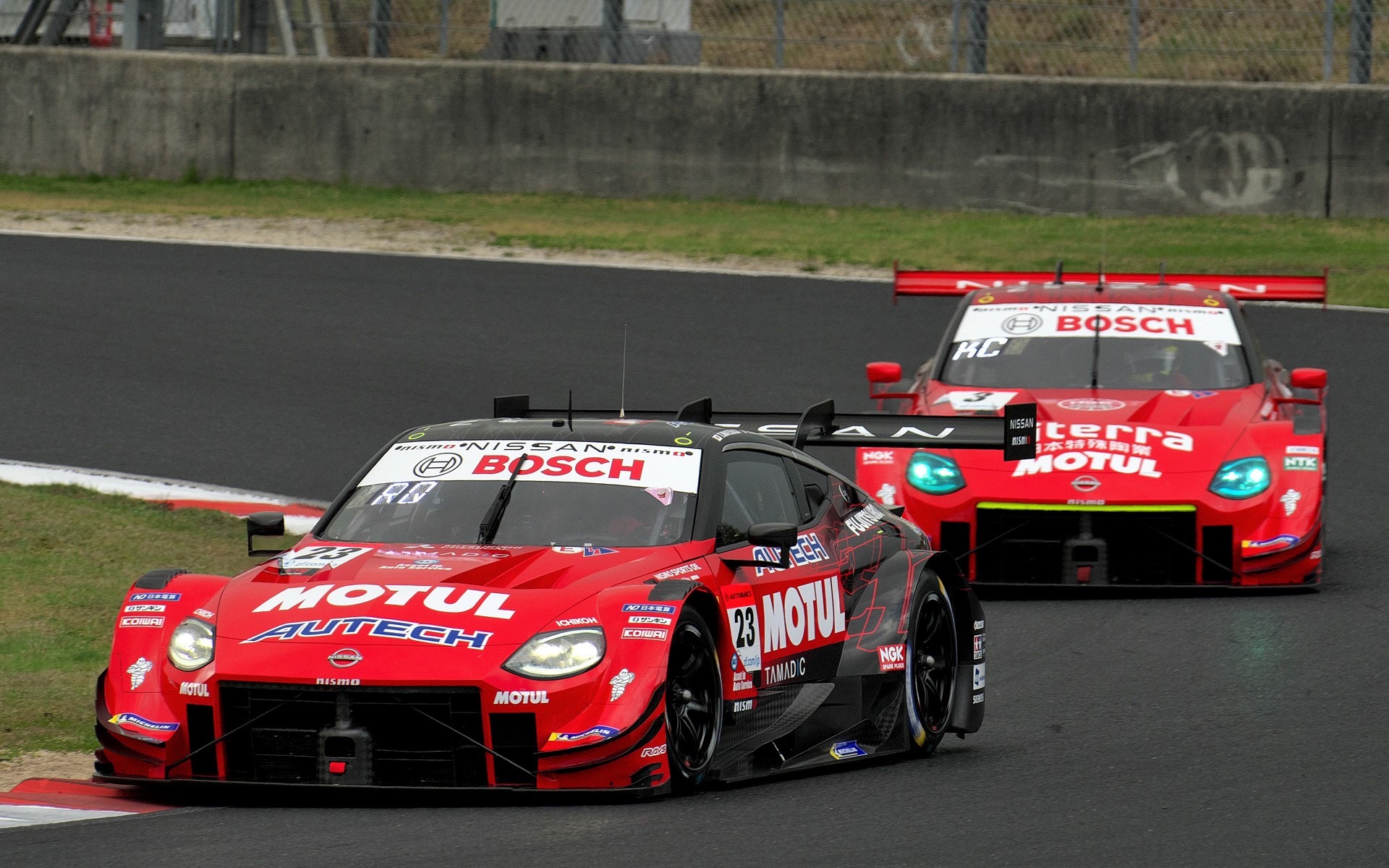 SUPER GT開幕戦 岡山の決勝レースは、悪天候や度重なるセーフティカー＆赤旗中断で混乱を極めたが、GT500クラスは23号車 MOTUL AUTECH Z（松田次生/ロニー・クインタレッリ組、MI）が優勝、2位は3号車 Niterra MOTUL Z（千代勝正/高星明誠組、MI）で、日産Z GT500が1・2フィニッシュを果たした