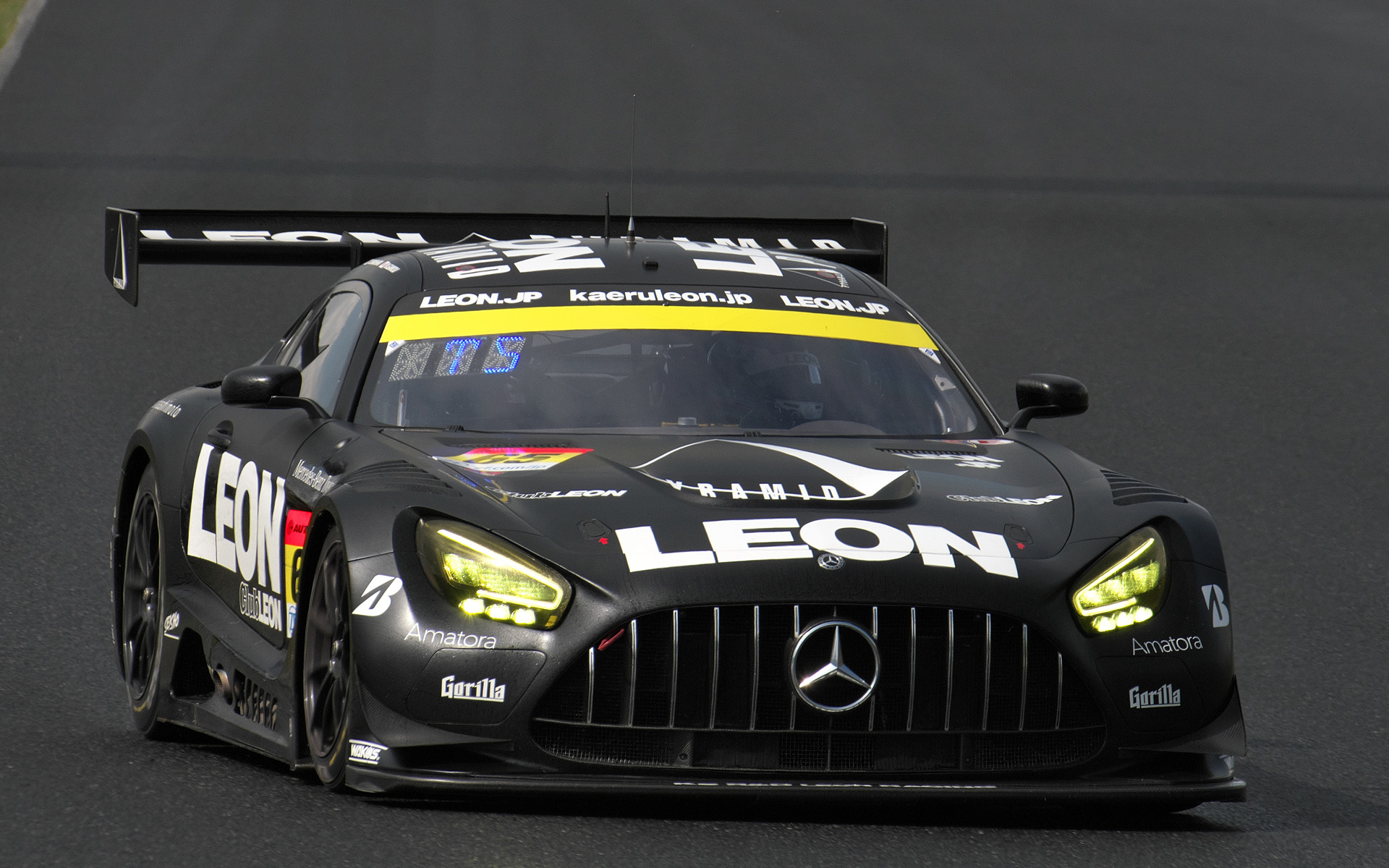 GT300クラス2位はポールからスタートした65号車 LEON PYRAMID AMG（蒲生尚弥/篠原拓朗組、BS）