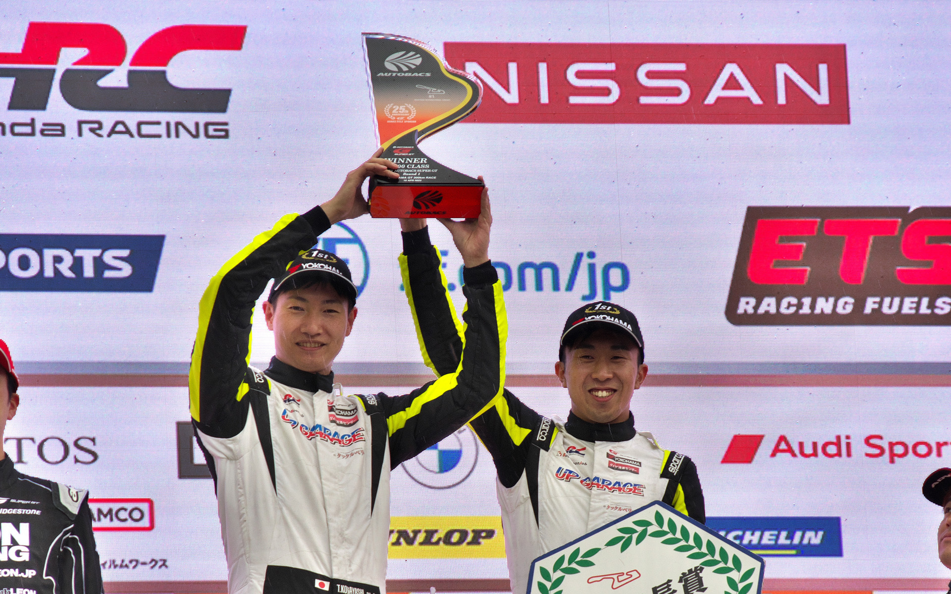 GT300クラスを制した小林崇志選手と小出峻選手