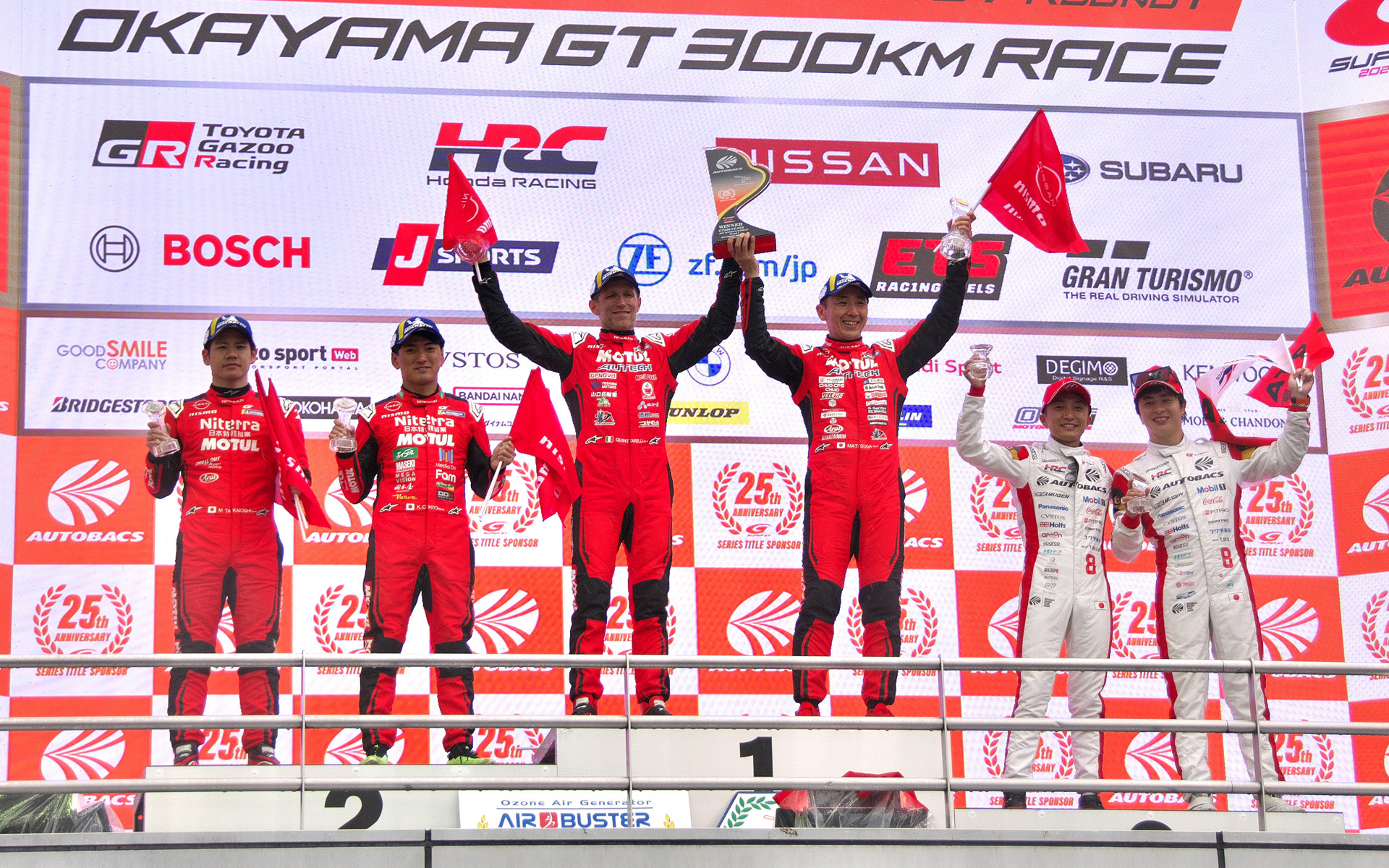 昨年マシンが新型Zになってから念願の初優勝を達成した23号車 MOTUL AUTECH Z