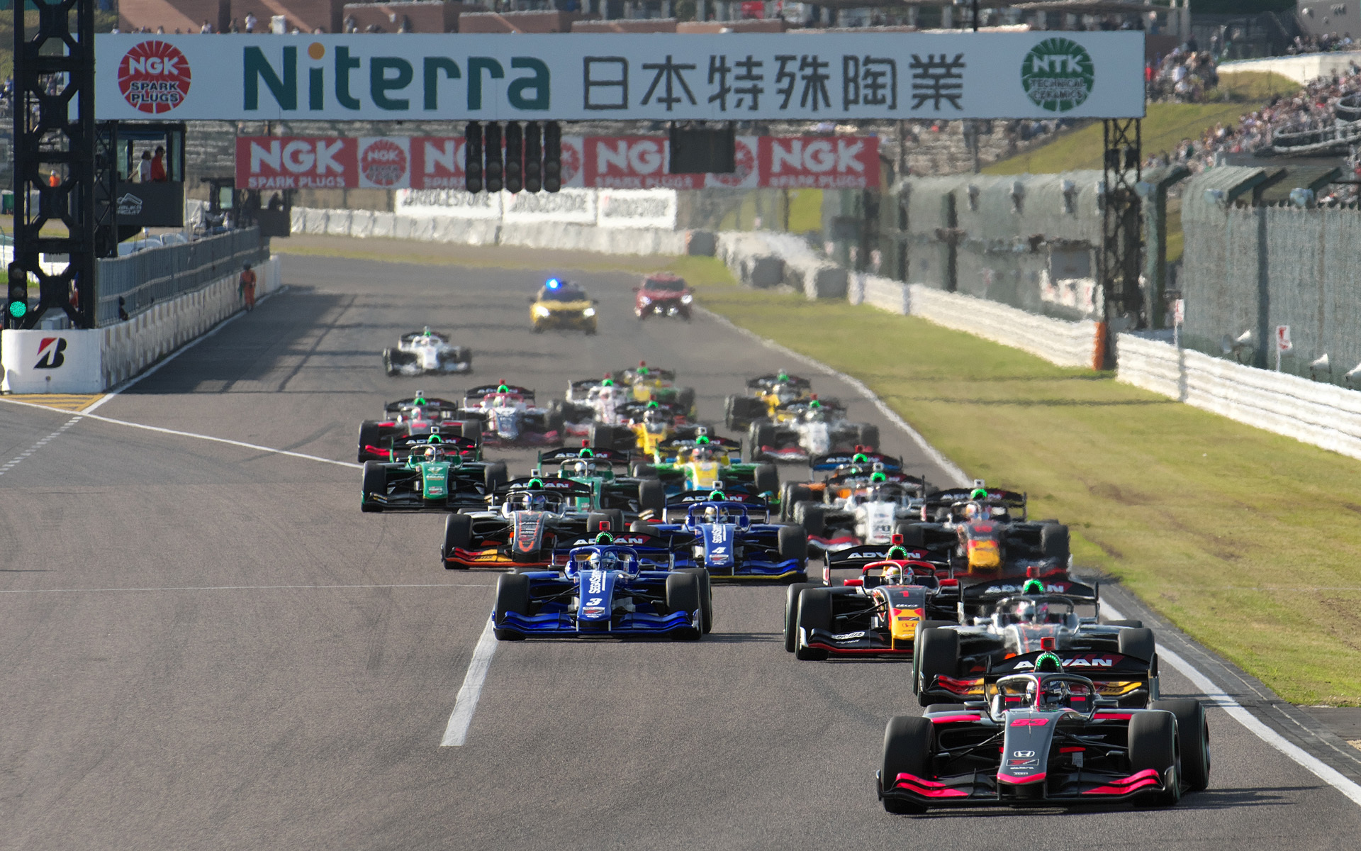 エンジンストール車が出たことによりレースは30周へと1周減る形で始まった