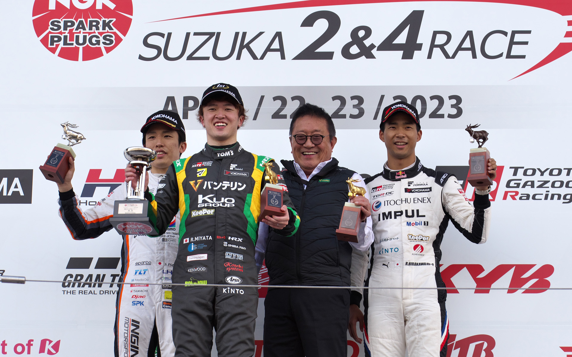 スーパーフォーミュラを初優勝した宮田選手（中央左）。トヨタエンジンが鈴鹿の表彰台を独占した