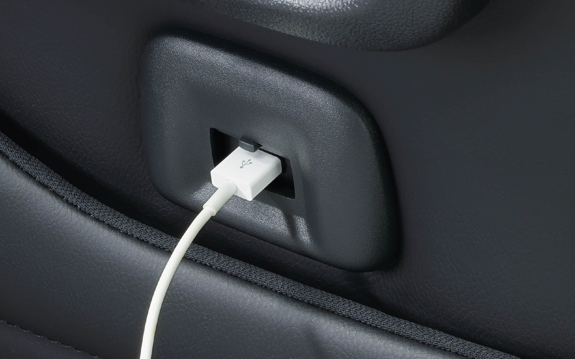 USBソケット（助手席シートバック部）
