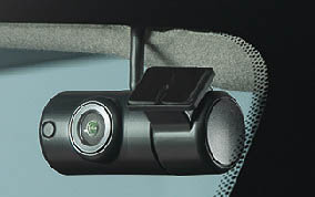 ディーラーオプションの日産オリジナルドライブレコーダー フロント用（左）/車室内用（右）