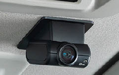 ディーラーオプションの日産オリジナルドライブレコーダー フロント用（左）/車室内用（右）