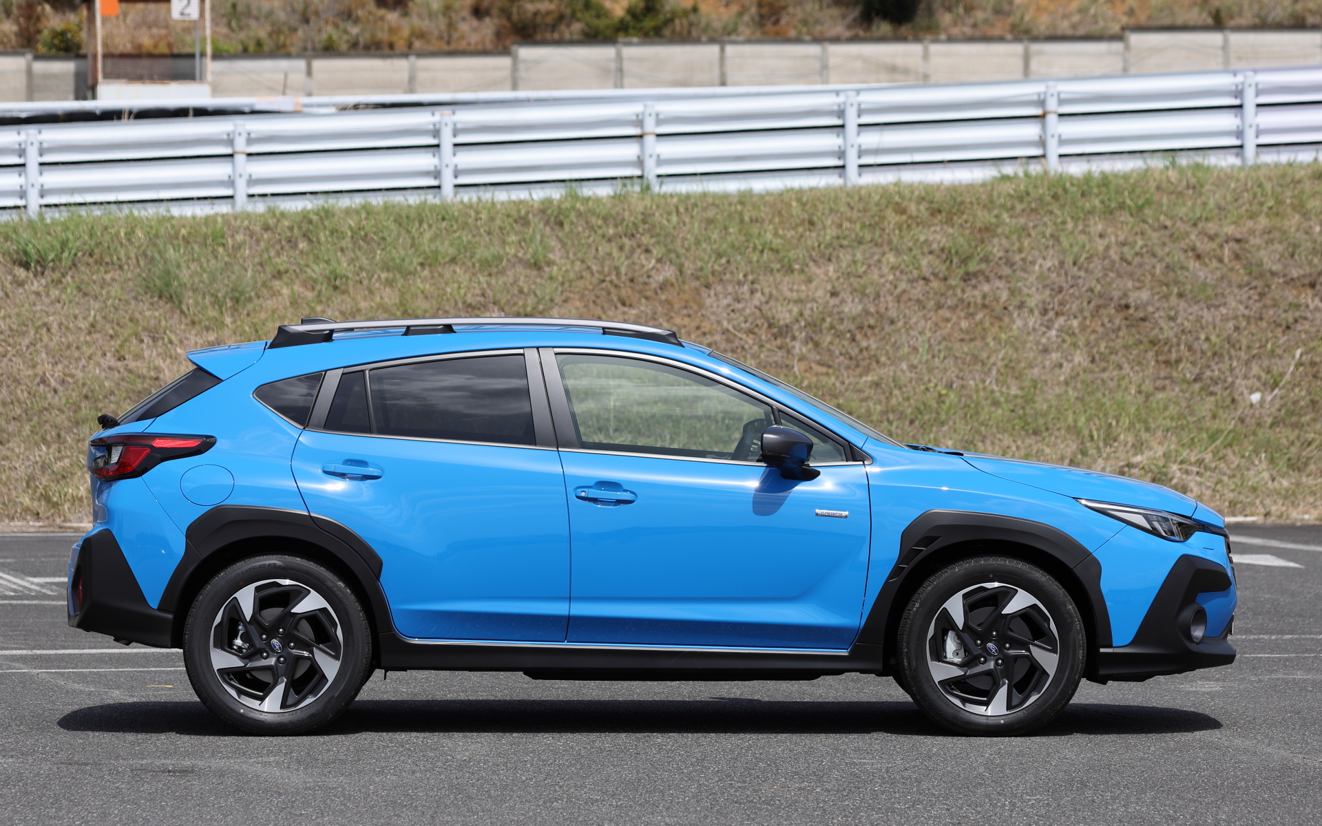 XVからモデル名を変更した新型クロストレック。ボディサイズは4480×1800×1575mm（全長×全幅×全高、シャークフィンアンテナ非装着車の全高は1550mm）。ルーフレール装着車は＋5mm。ホイールベースは2670mm