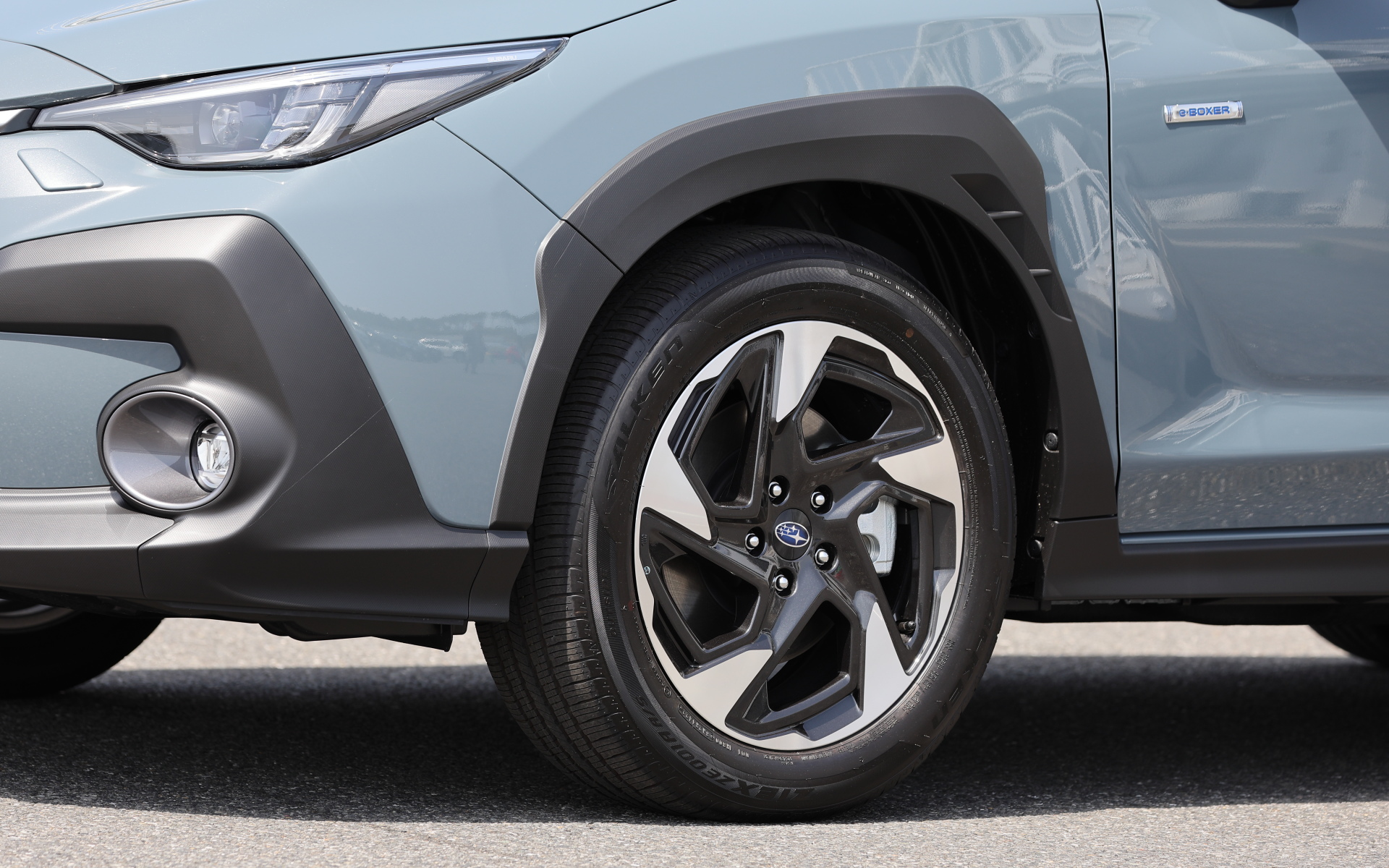 Limitedは18インチのダークメタリック塗装＋切削光輝ホイールを装着し、オールシーズンタイヤの「ファルケン ZIEX ZE001 A/S」を履く