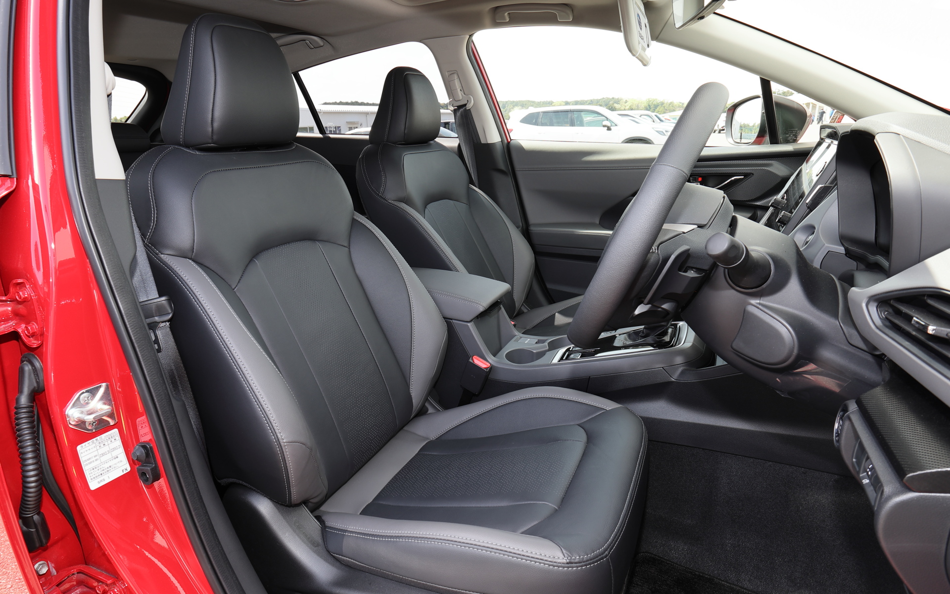 シートはシルバーステッチ入りのブラック/グレー本革シート