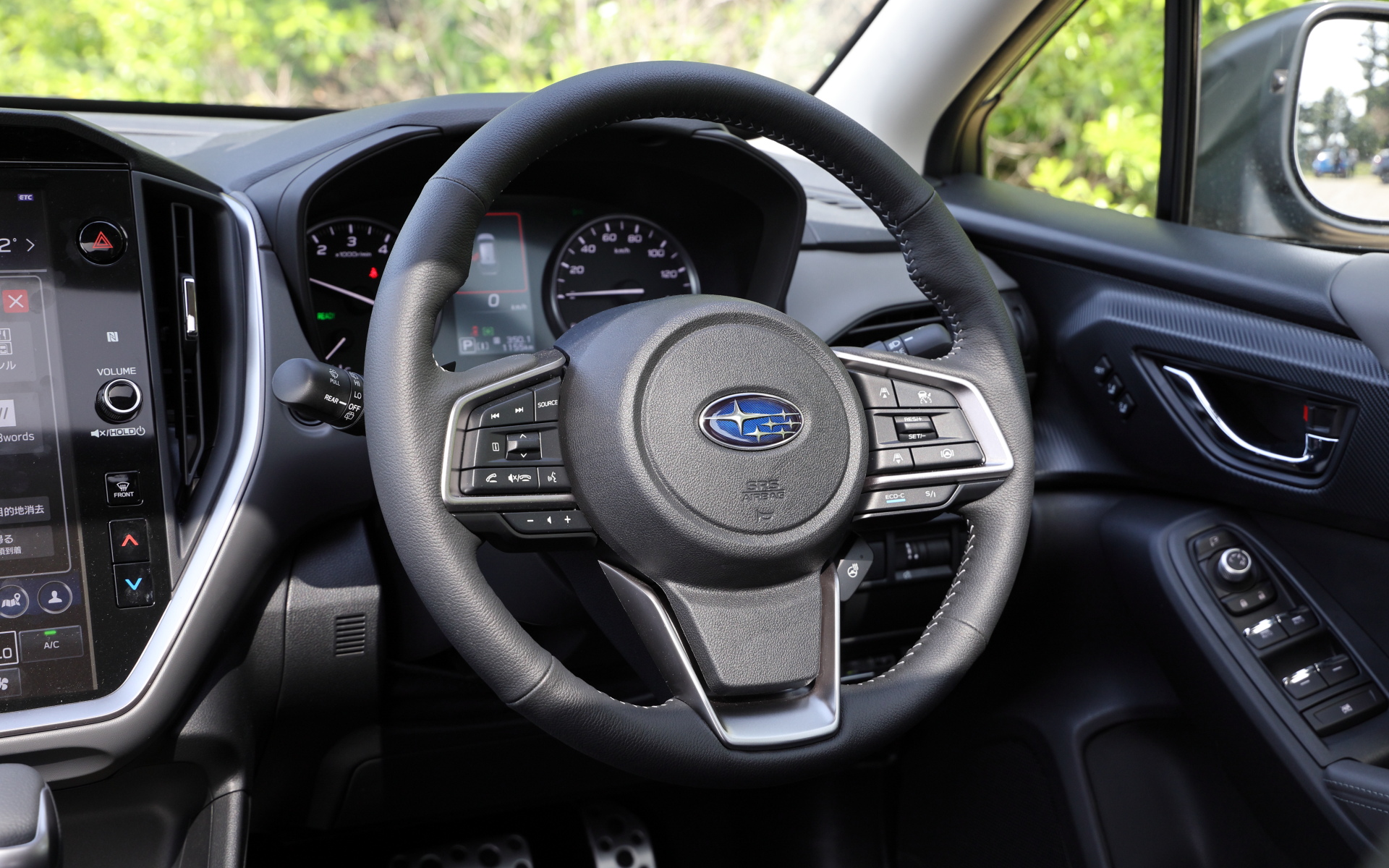 本革巻ステアリングホイール（シルバーステッチ）。右側スポークにアイサイトの操作スイッチを集約