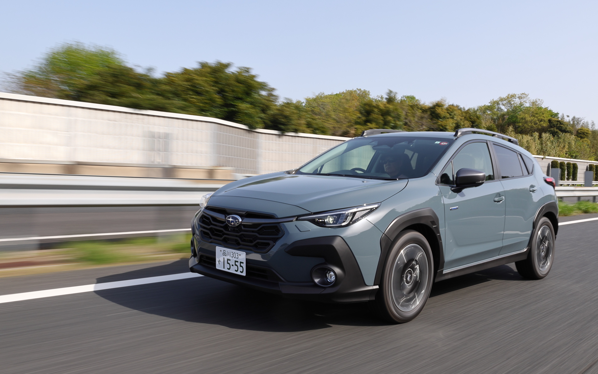 クロストレックの4WDモデル。ボディカラーはオフショアブルー・メタリック