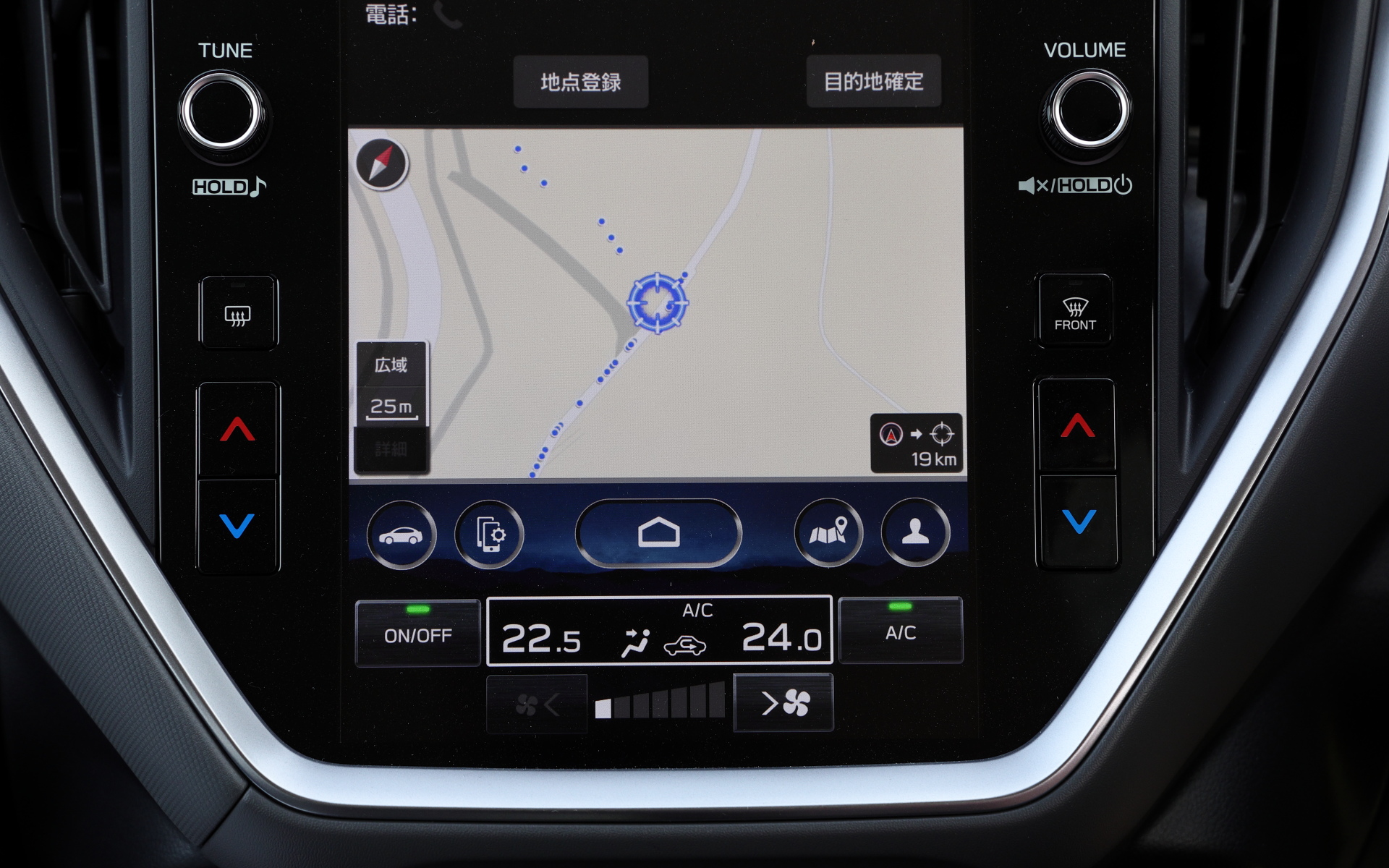 ナビの目的地設定画面からwhat3wordsのアイコンをタップして3つの単語を入力するか、音声コマンドボタンから「ワットスリーワーズ」と話しかけて3つの単語を伝えると、詳細な目的地を入力できる。今回は袖ケ浦フォレストレースウェイの入口道路をピンポイントで設定。単語は、PCからはWebブラウザで、スマホからは無料のアプリで調べられる。なお、what3wordsは日本企業として初めての導入となり、音声機能への対応は世界初となる