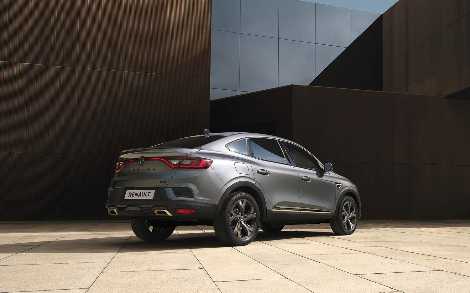 アルカナ E-TECH エンジニアードの外観