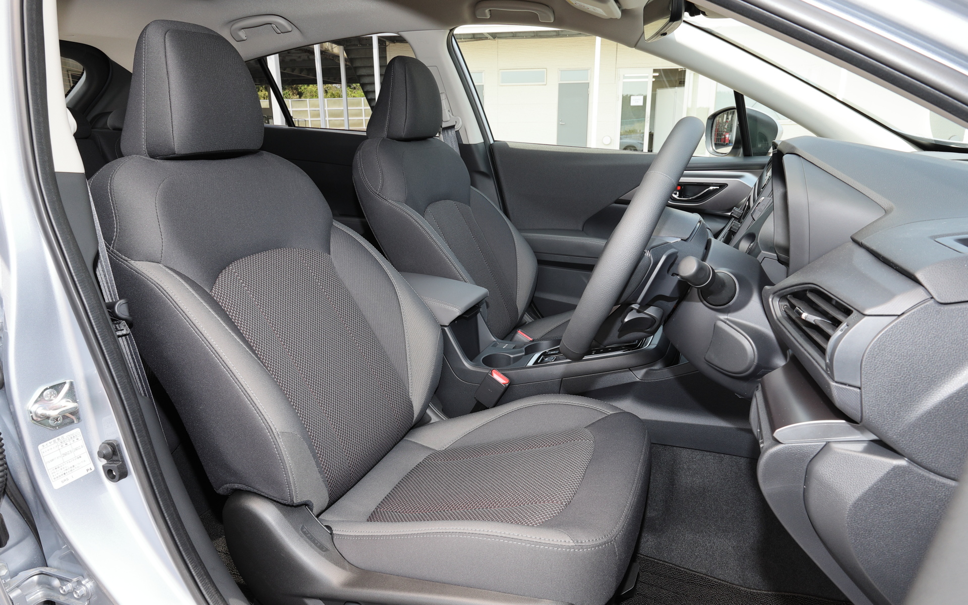 シート表皮はシルバーステッチ入りのジャージ素材。本革シートはオプション