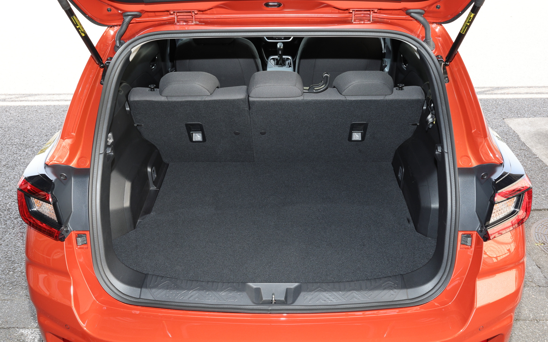 ラゲッジ。LEDリアゲートランプはST-Hのみ標準装備