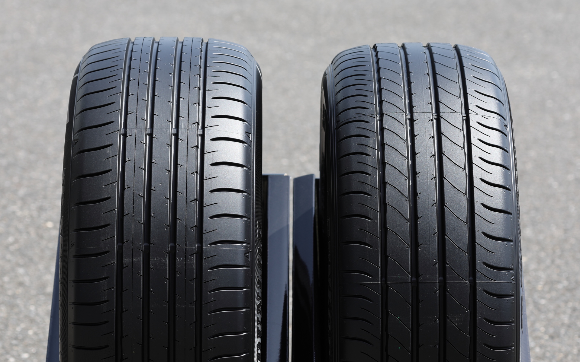 新開発となるSP SPORT MAXX 050。左が新開発品、右が従来品