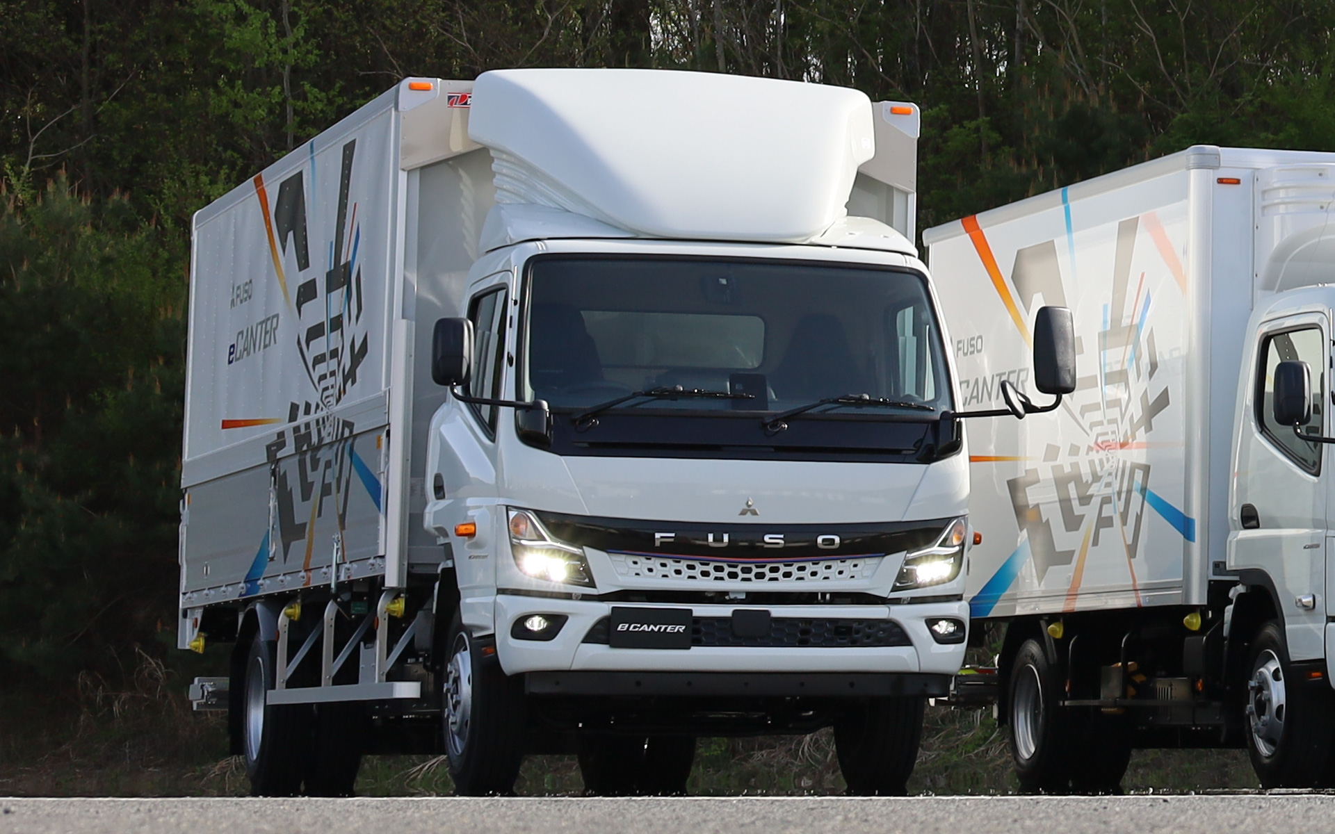 Lサイズのバッテリを搭載するGCW8tのウイング車