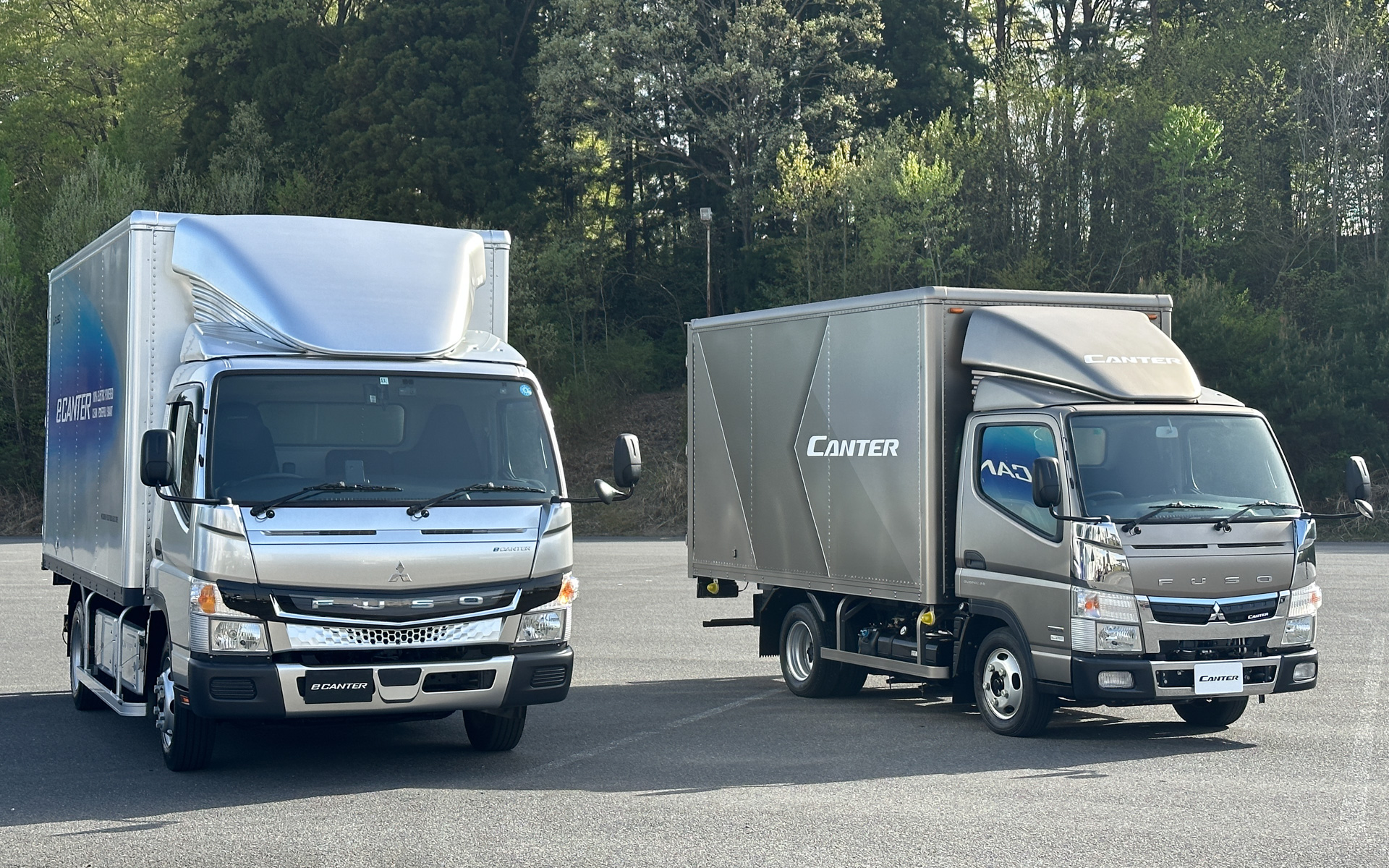 従来モデルの「eキャンター」（左）、ディーゼルエンジンモデルのキャンター（右）
