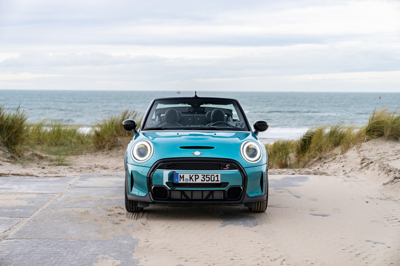 MINI、南の海をイメージした限定車「MINI コンバーチブル・シーサイド