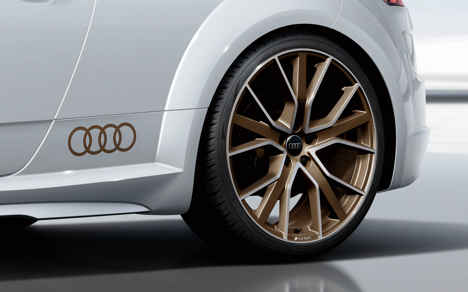 マットブロンズカラーにダイヤモンドカットを施したAudi Sport製20インチアルミホイール5Vスポークスターデザイン9J×20