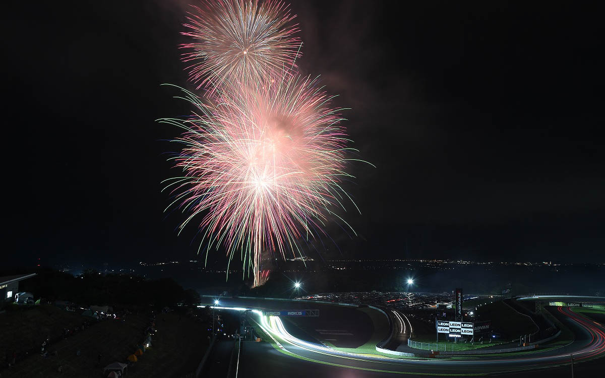 花火などのイベントのほか、飲食ブースも充実