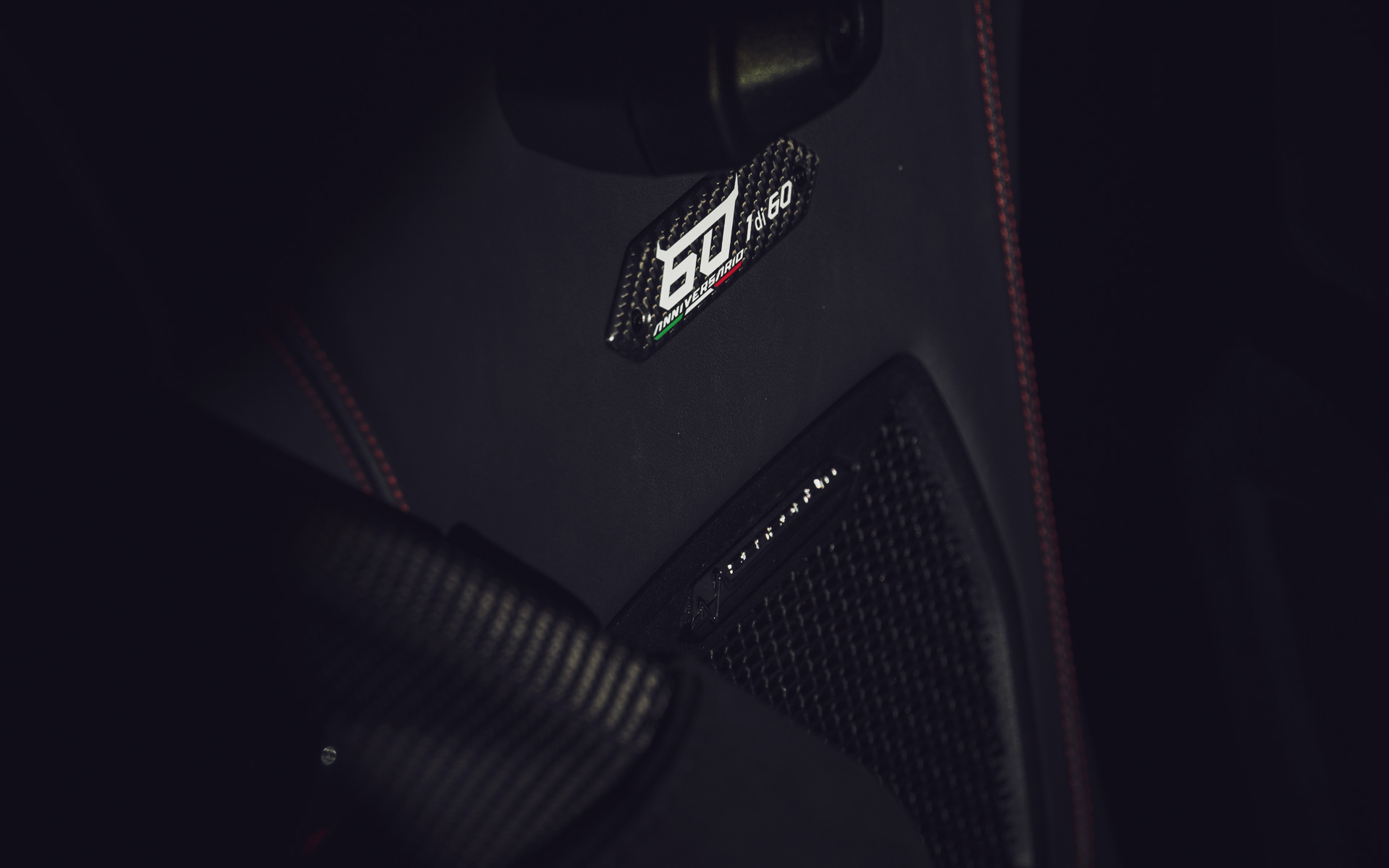 「1 of 60」が刻まれたカーボンファイバー製プレート