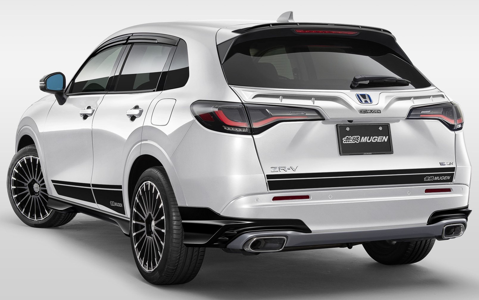 フロントバンパーデカールは1万1000円、ドアサイドデカールは2万2000円、テールゲートデカールは1万6500円