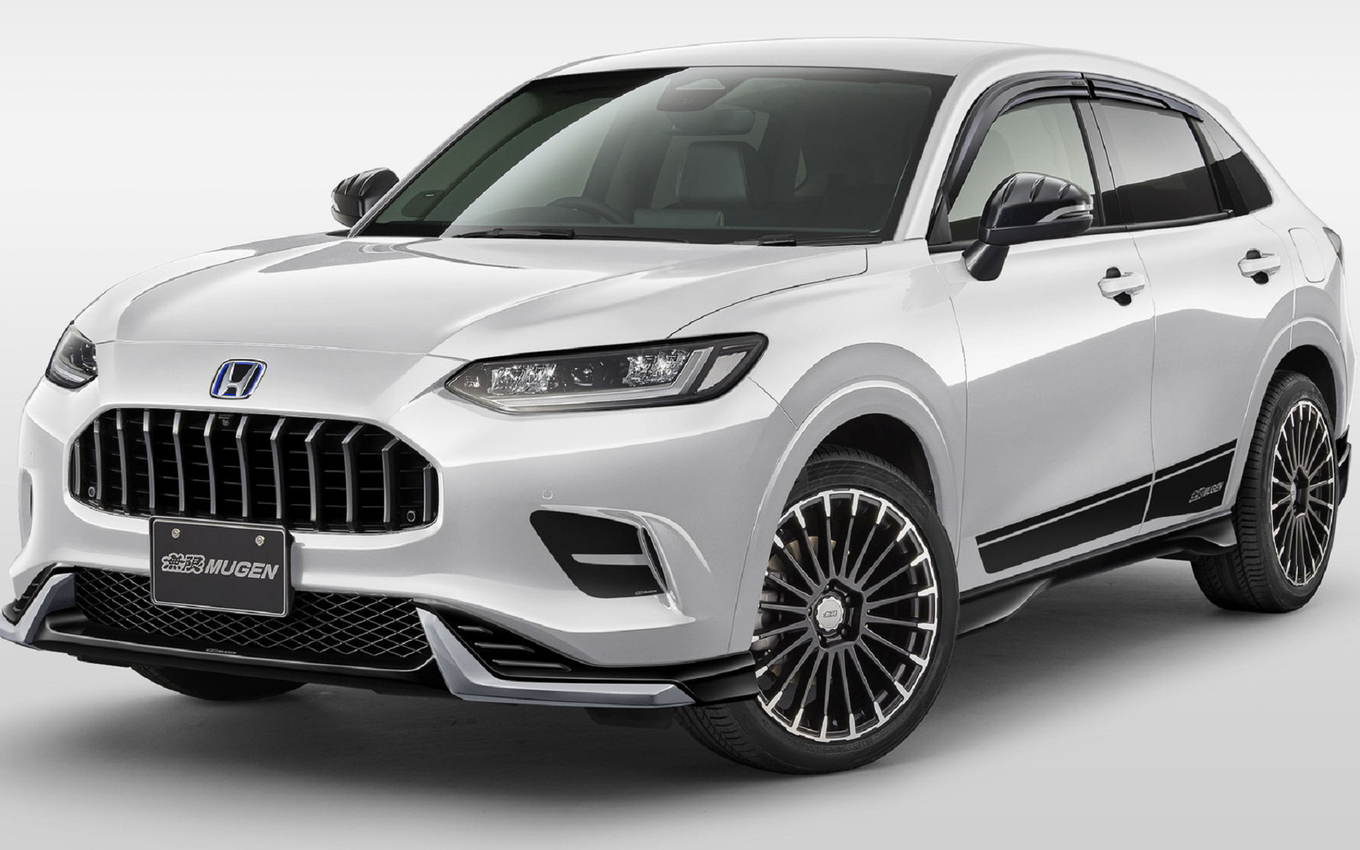 無限エアロパーツ装着イメージ。フロントアンダースポイラー、サイドスポイラー、リアアンダースポイラーをまとめた「スタイリングセット」の設定もあり。価格はクリスタルブラック・パールが26万4000円、未塗装が23万1000円