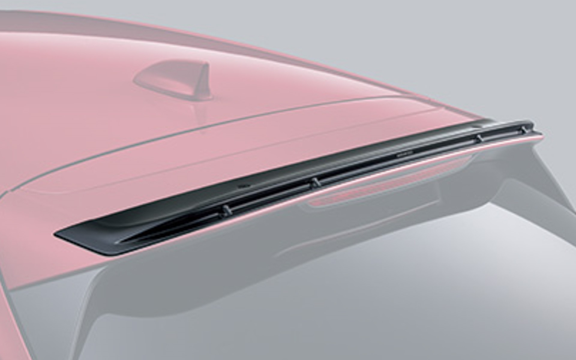 標準装備のテールゲートスポイラー上部に装着する「ガーニーフラップ」。エアロを装着した状態での前後のバランスを考え空力解析を行い開発し、ダウンフォースを発生させることでリアの接地感の向上に寄与。価格はクリスタルブラック・パールが3万5200円、未塗装が2万4200円