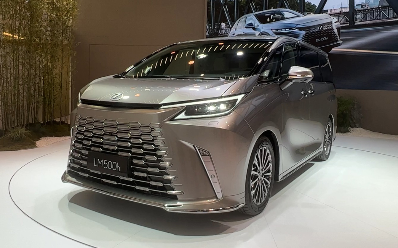 新型LMの主要諸元（プロトタイプ値）は、ボディサイズが5125×1890×1955mm（全長×全幅×全高）で、ホイールベースが3000mm。日本では2023年秋ごろの発売を予定しており、4人乗り仕様（直列4気筒2.4リッターターボハイブリッドシステム［eAxle］）から導入予定