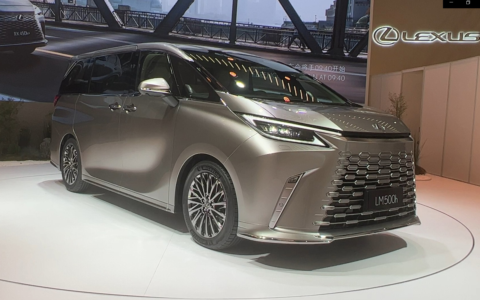 新型LMの主要諸元（プロトタイプ値）は、ボディサイズが5125×1890×1955mm（全長×全幅×全高）で、ホイールベースが3000mm。日本では2023年秋ごろの発売を予定しており、4人乗り仕様（直列4気筒2.4リッターターボハイブリッドシステム［eAxle］）から導入予定