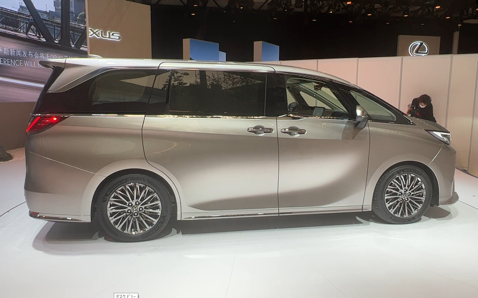 新型LMの主要諸元（プロトタイプ値）は、ボディサイズが5125×1890×1955mm（全長×全幅×全高）で、ホイールベースが3000mm。日本では2023年秋ごろの発売を予定しており、4人乗り仕様（直列4気筒2.4リッターターボハイブリッドシステム［eAxle］）から導入予定