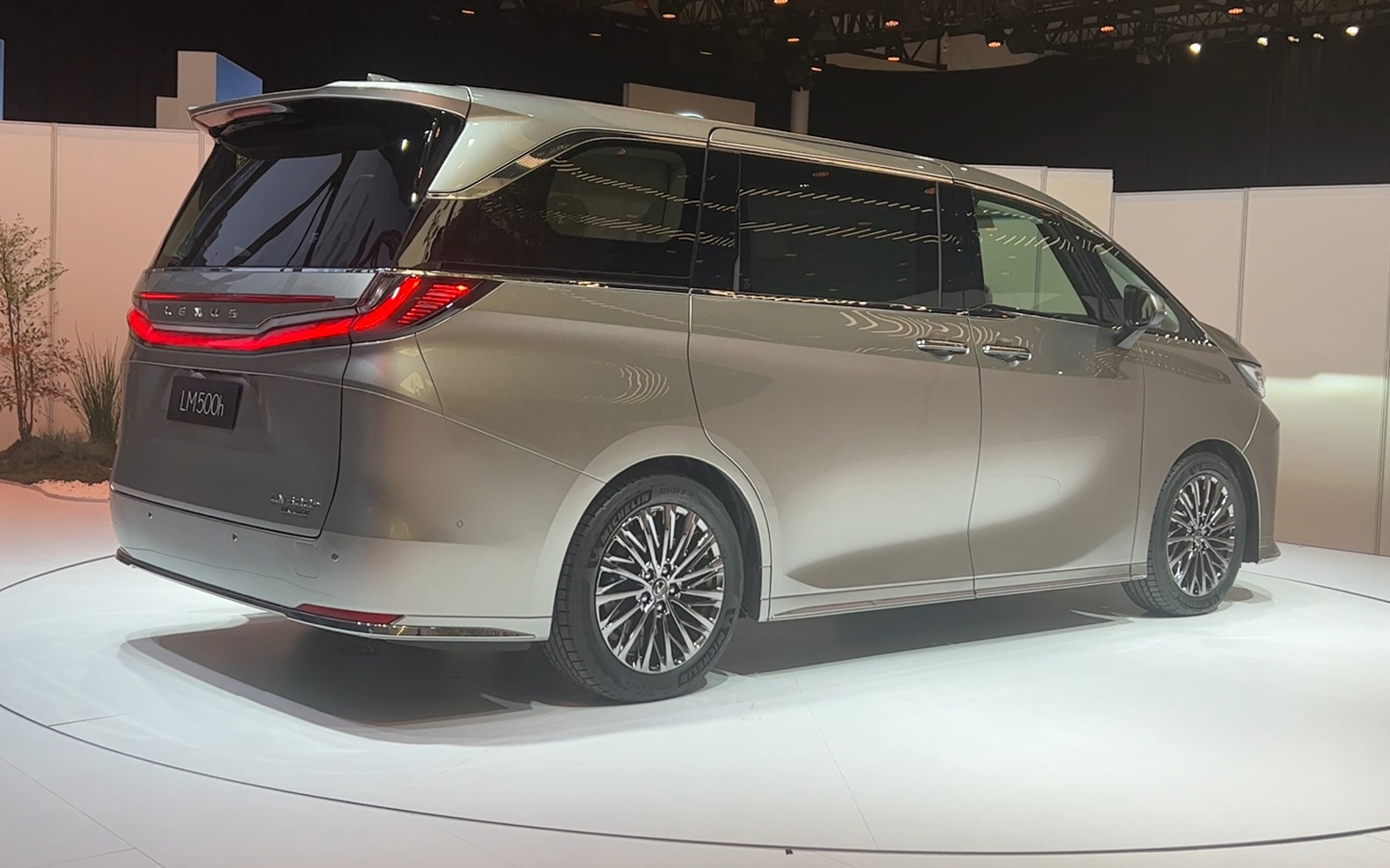 新型LMの主要諸元（プロトタイプ値）は、ボディサイズが5125×1890×1955mm（全長×全幅×全高）で、ホイールベースが3000mm。日本では2023年秋ごろの発売を予定しており、4人乗り仕様（直列4気筒2.4リッターターボハイブリッドシステム［eAxle］）から導入予定