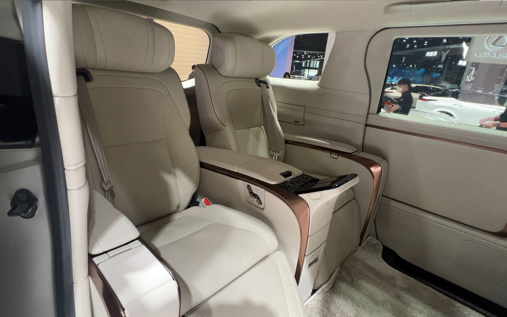 上海モーターショーで公開されたのは4座仕様。同仕様では後席前方に48インチの大型ワイドディスプレイを備えたパーティションを配置し、見晴らしを考慮した昇降ガラスと乗降性に配慮したアシストグリップを統合。スピーカーや冷蔵庫、収納などの各機能は加飾と融合させつつ内装部品間の段差も極限まで低減させたという