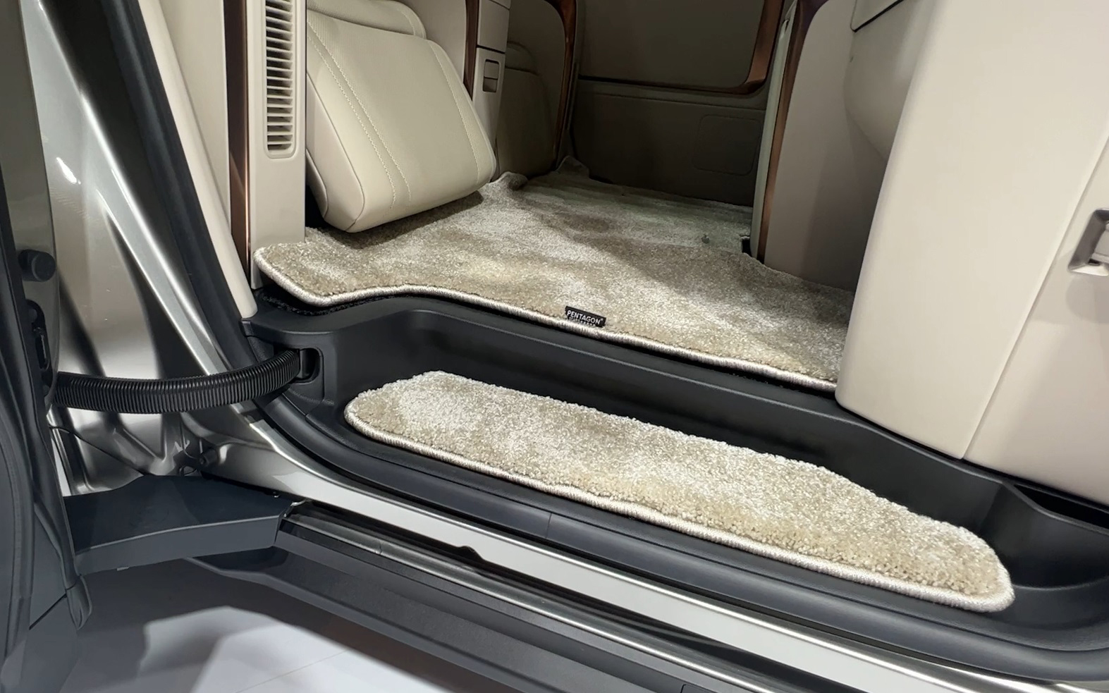 上海モーターショーで公開されたのは4座仕様。同仕様では後席前方に48インチの大型ワイドディスプレイを備えたパーティションを配置し、見晴らしを考慮した昇降ガラスと乗降性に配慮したアシストグリップを統合。スピーカーや冷蔵庫、収納などの各機能は加飾と融合させつつ内装部品間の段差も極限まで低減させたという