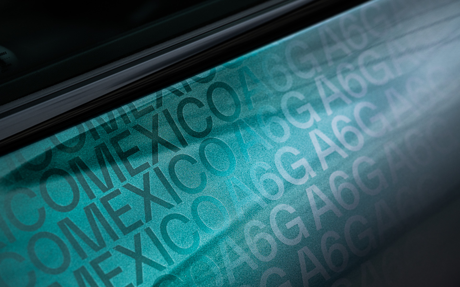 8500以上の文字が1つ1つ手作業で貼り付けてある