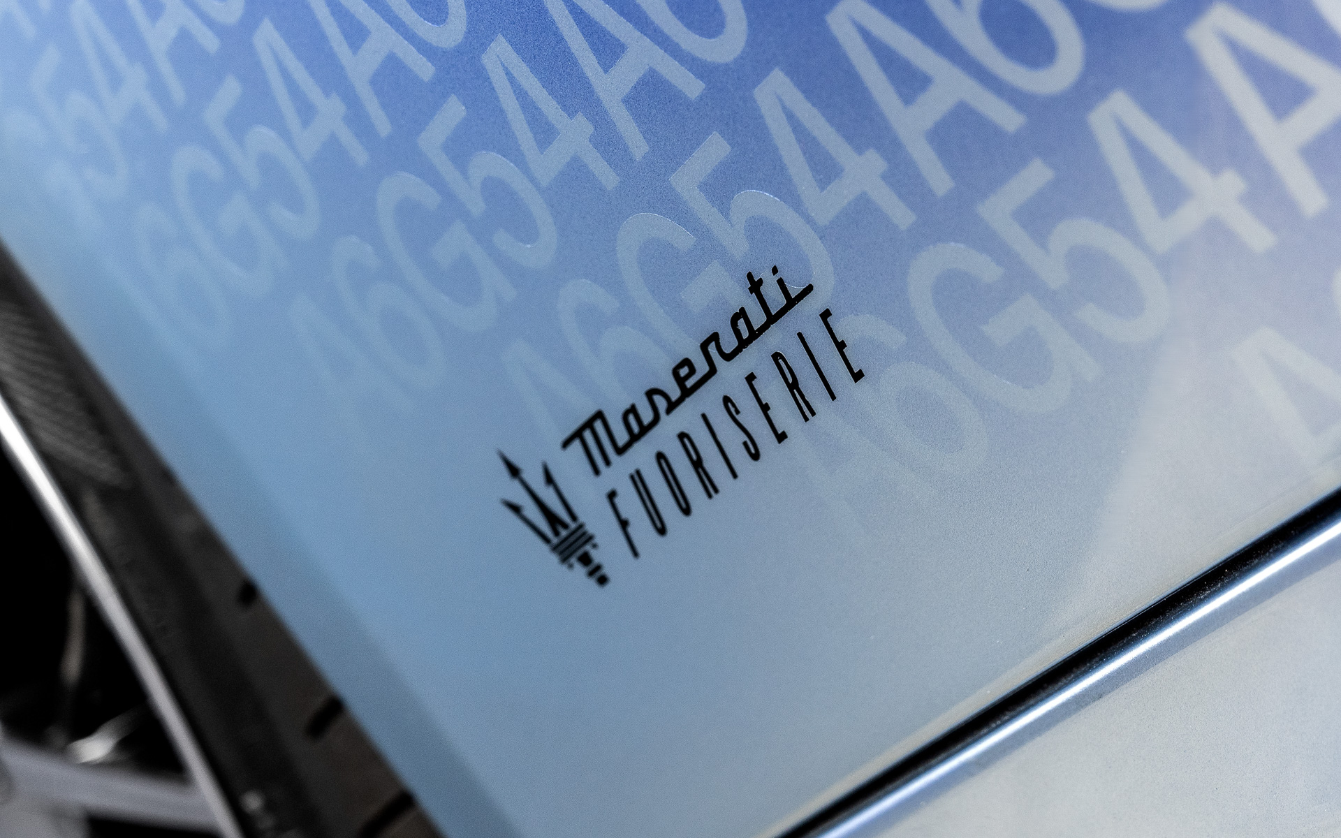 8500以上の文字が1つ1つ手作業で貼り付けてある