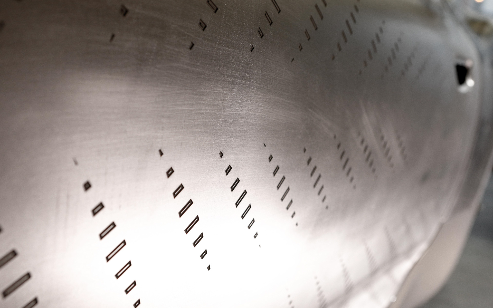 ボディにはレーザー加工で細かいエッチングパターンが刻まれている