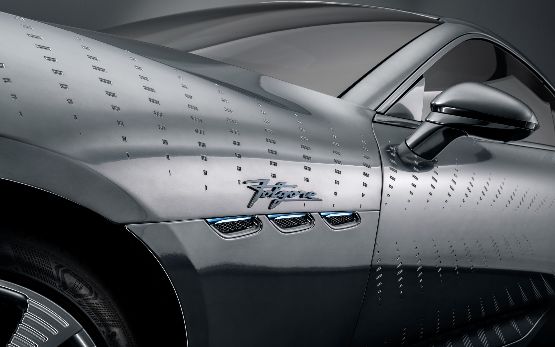 ボディにはレーザー加工で細かいエッチングパターンが刻まれている