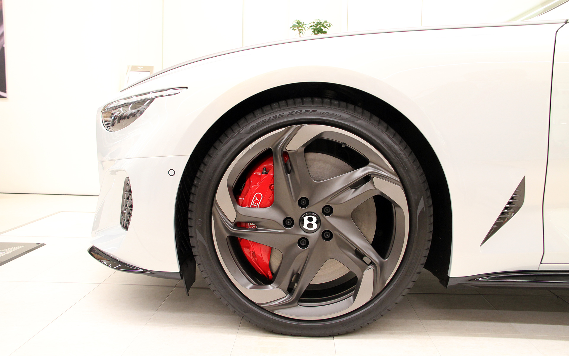 マリナー バトゥールのグリルはグラデーション仕様。装備される専用22インチホイールは、ブラッククリスタル塗装にブライトマシニング＆ポリッシュ仕上げを施したデザインが標準装備される