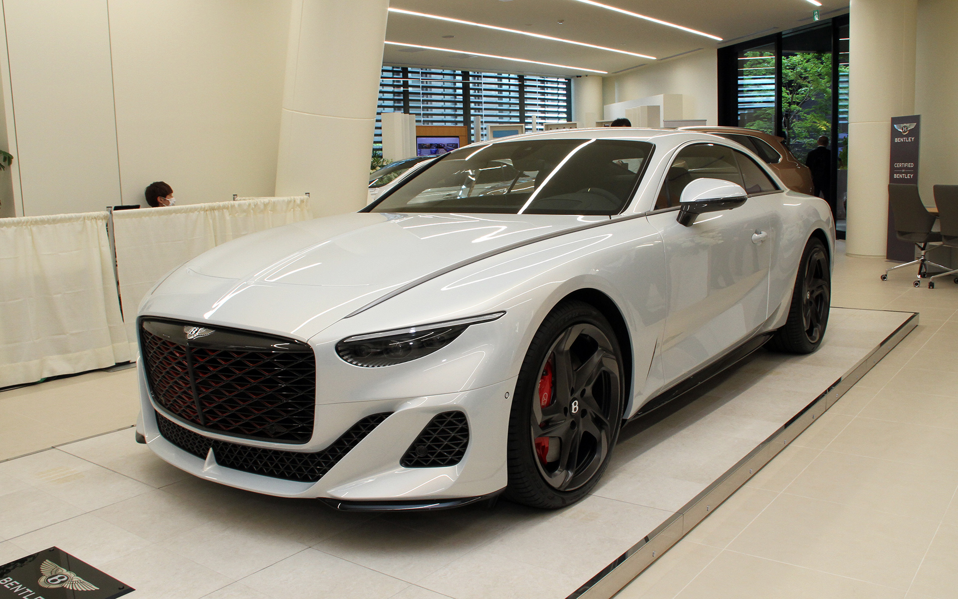 新型グランドツアラー「マリナー バトゥール」。限定18台はすでに受注済みで、価格は165万ポンド（税別・オプション含まず）とのこと