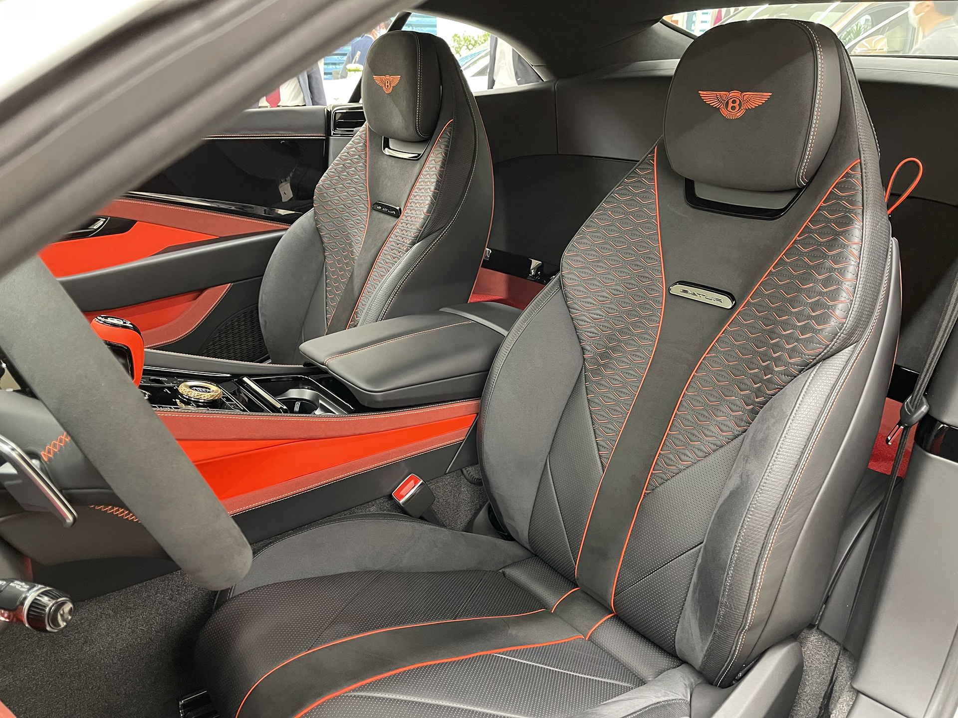 インテリアは「バカラル」のキャビンデザインから主要素を踏襲しつつ、スコットランド産の低炭素レザーや本革に代わるスエード調のダイナミカなどを用いた