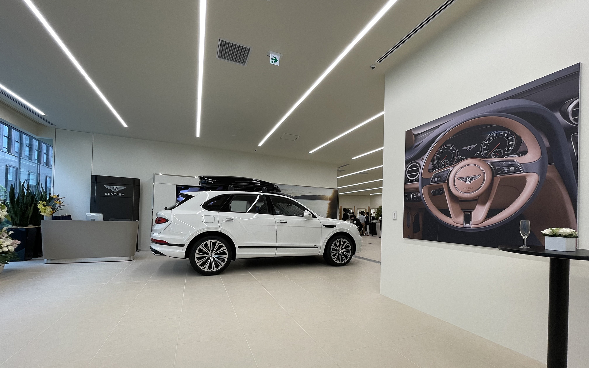 ベントレー東京 芝ショールームは、コーンズ・アンド・カンパニー・リミテッドが新設した新本社ビル内に開設。店内空間は最新CIを反映して白を基調に洗練されたインテリアを採用し、2か所のラウンジスペースやコンフィギュレーション・ルームを用意する