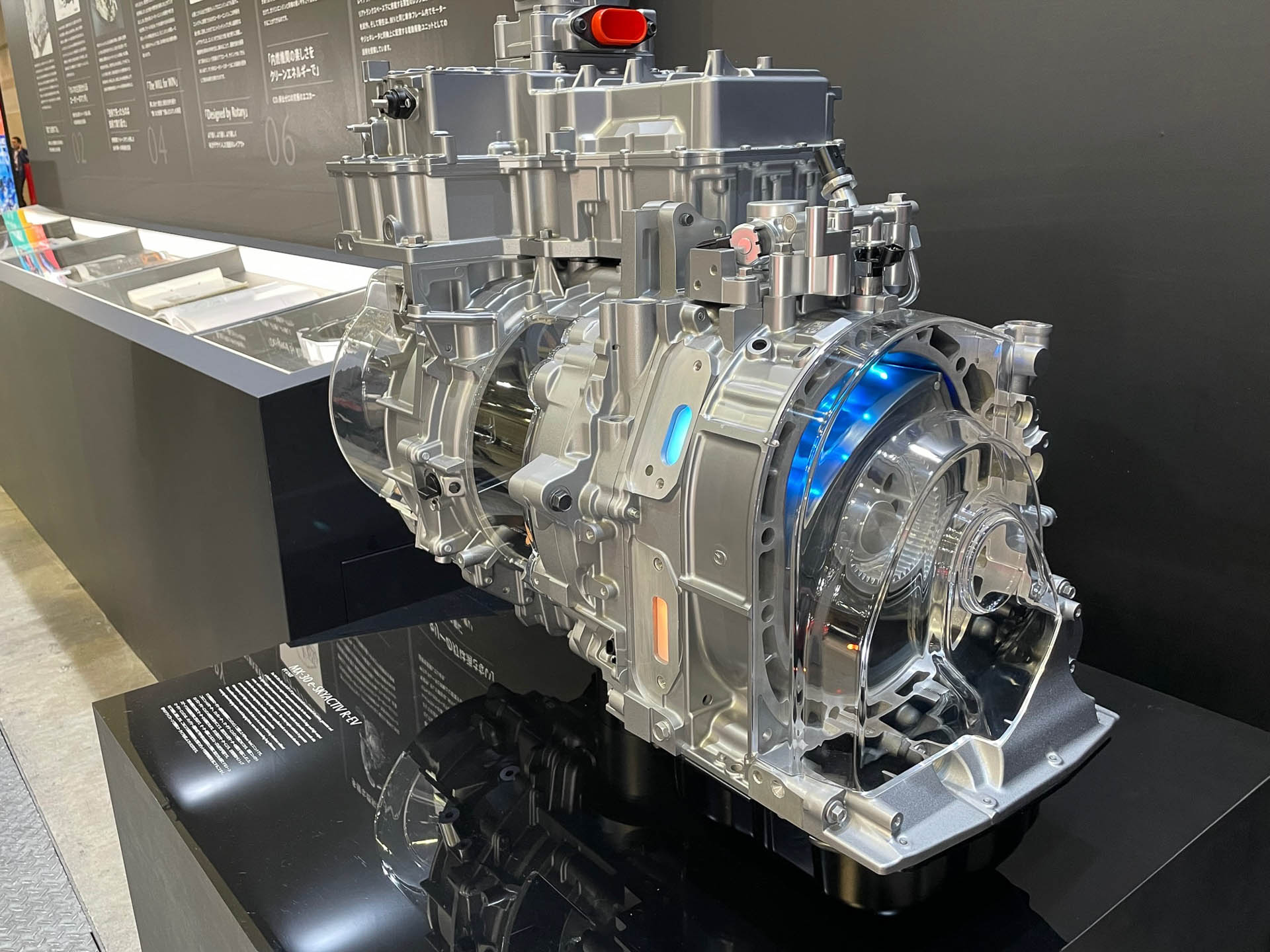 MX-30 e-SKYACTIV R-EVの模型。ロータリーが最後部で回っています