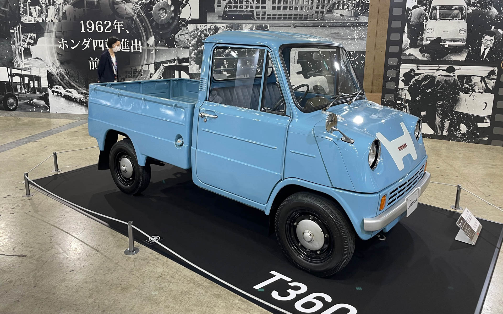 ホンダが4輪に進出した切り込み隊の一番手は軽トラのT360。OHVが当たり前だった時代に360ccのDOHC4気筒を車体中央に搭載するという思ってもみなかった軽トラックを作り上げた。ホンダらしいです。なんと右コラムシフトでした