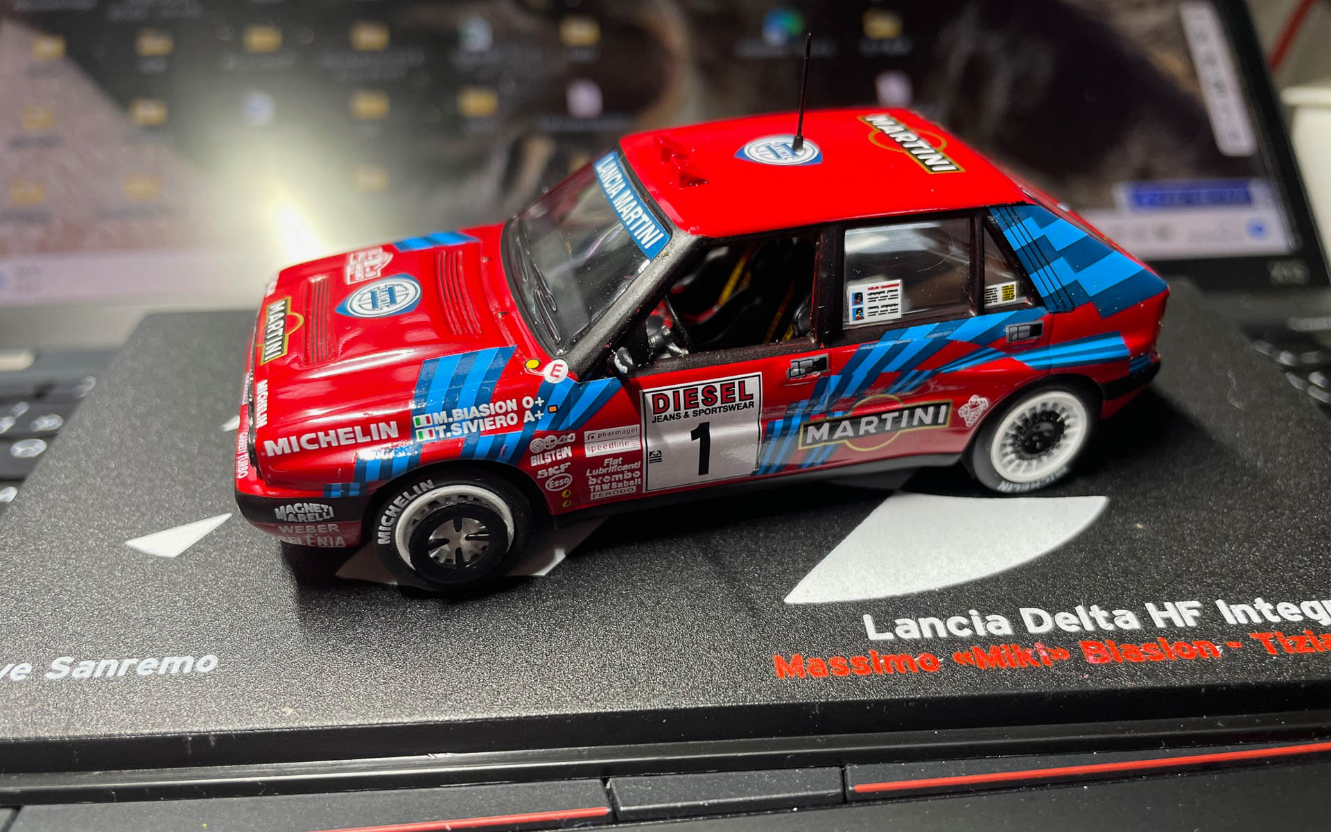 デルタ・HF インテグラーレ 16V。マッシモ・“ミキ”・ビアジオンのドライブで1989年のサンレモラリー。ターマック用のブレーキ冷却フィン付きホイールカバーがしびれました