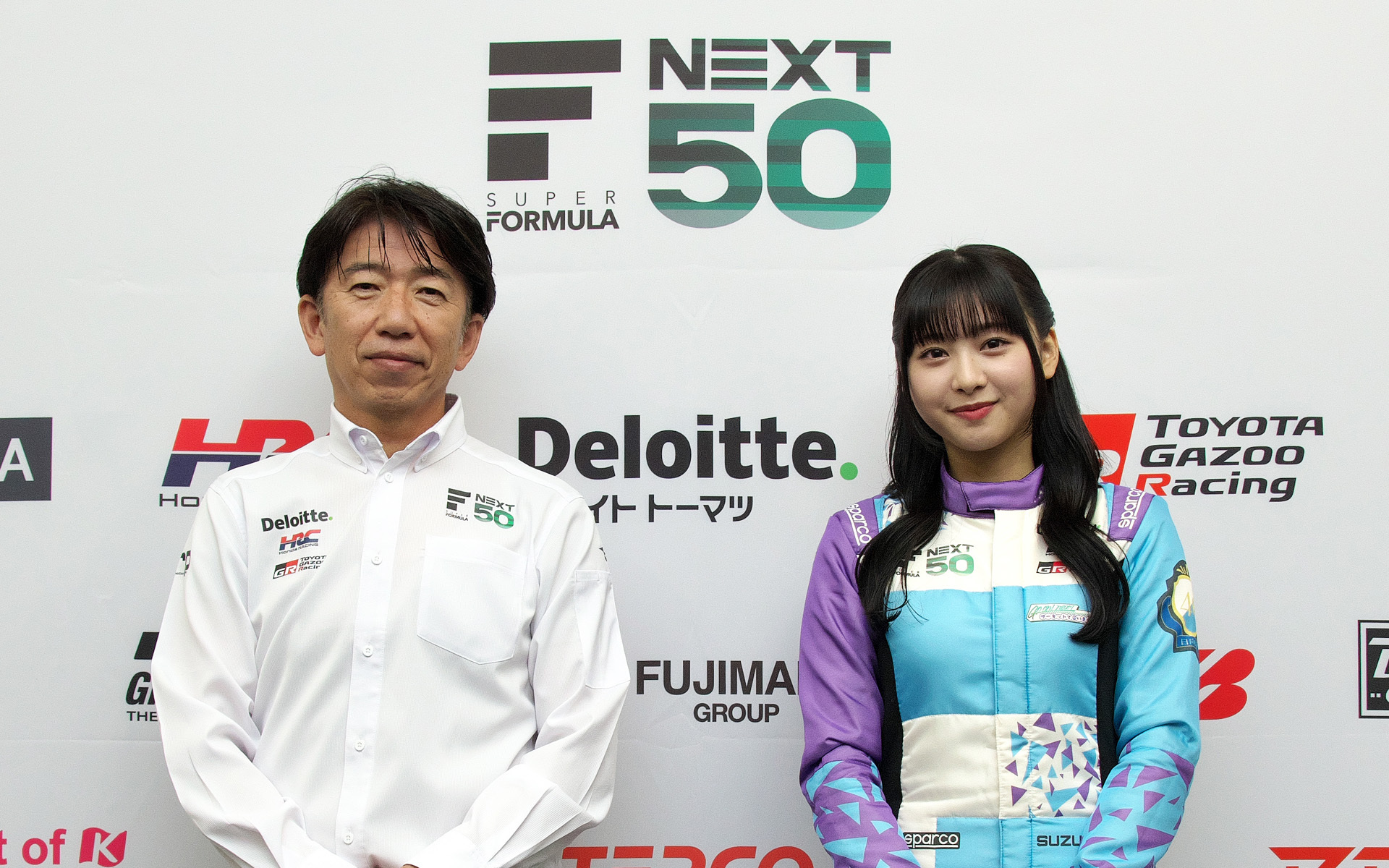 株式会社日本レースプロモーション 代表取締役社長 上野禎久氏（左）と日向坂46の富田鈴花さん（右）