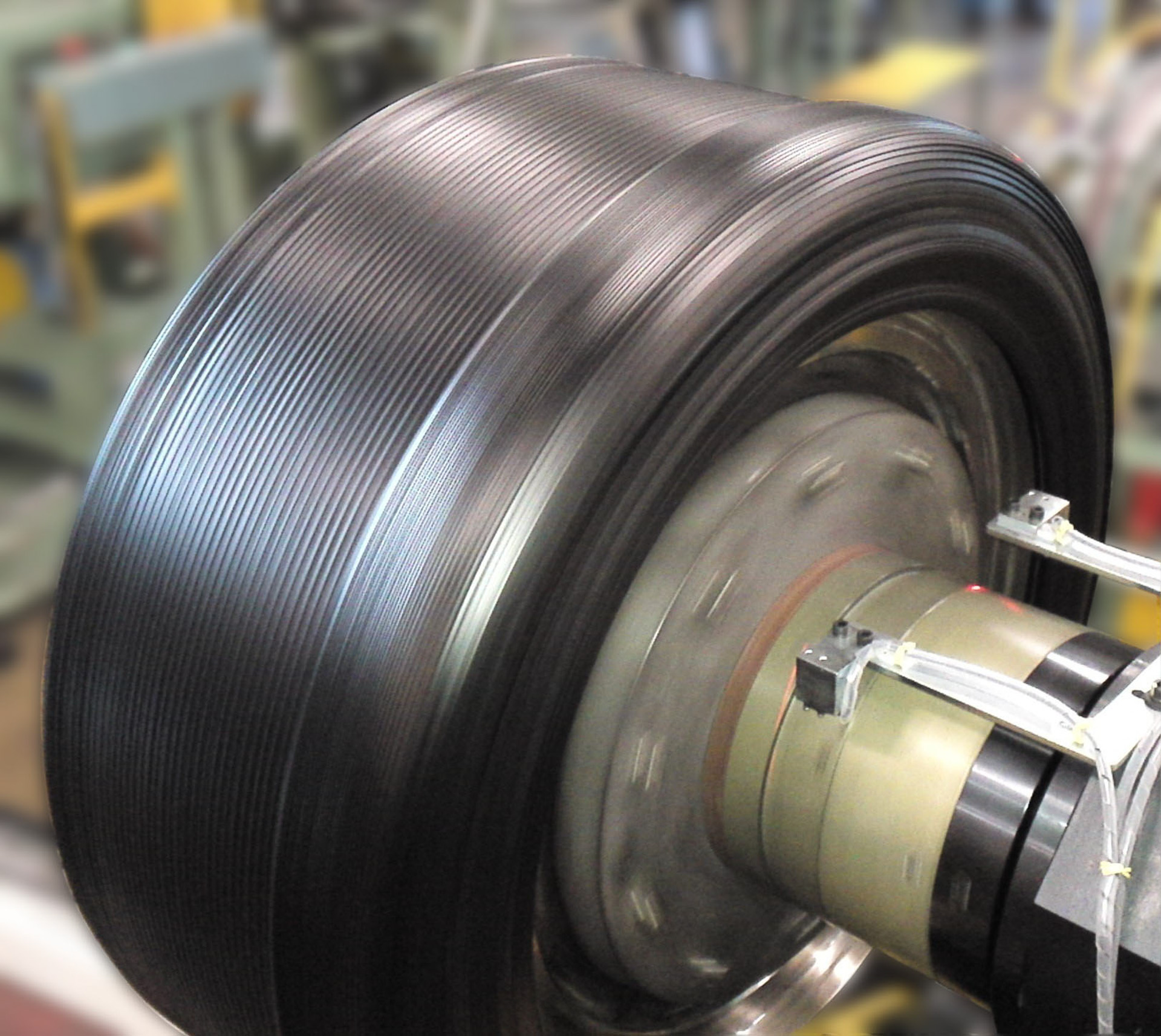 最後に外側から圧力をかけてタイヤを仕上げる