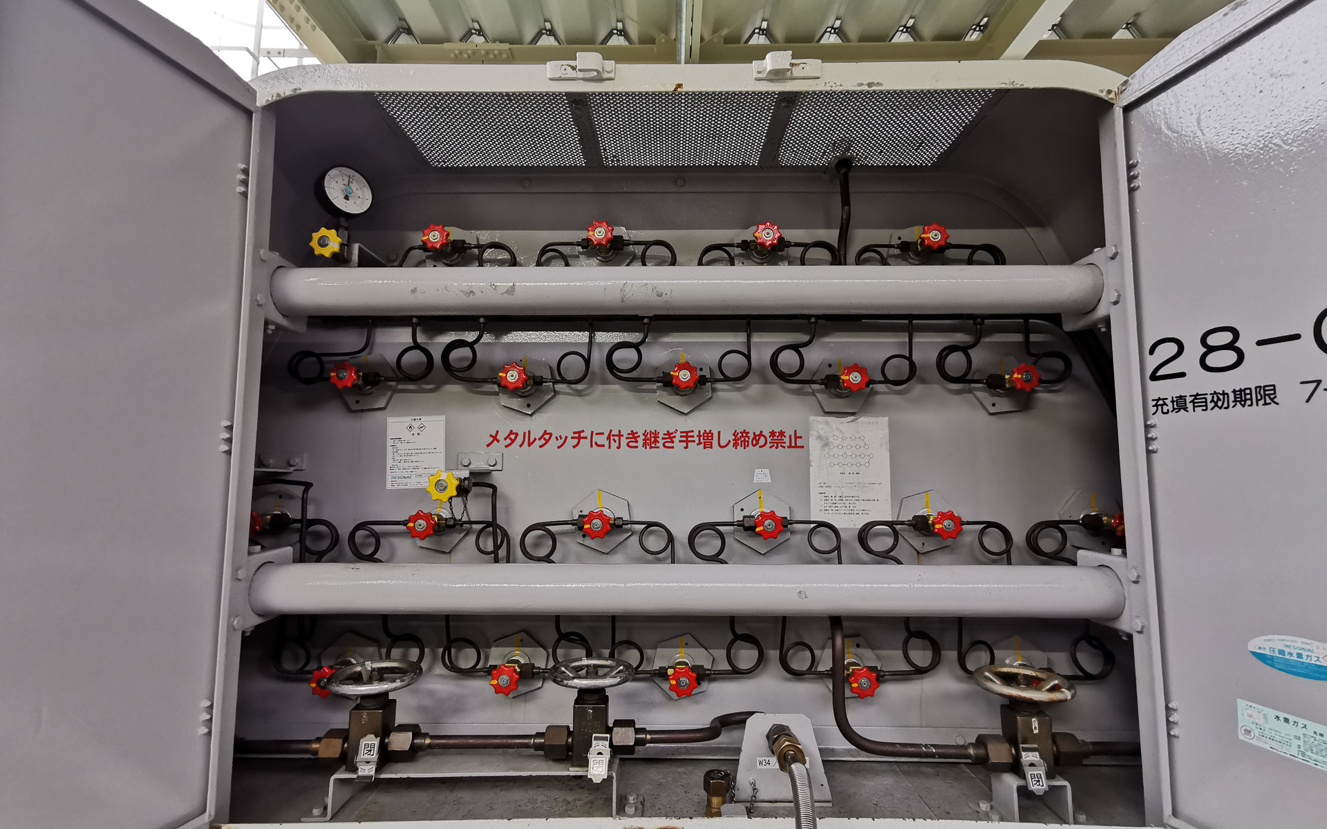トレーラーには細長い水素ボンベが21本搭載されていて、それぞれノズルがある