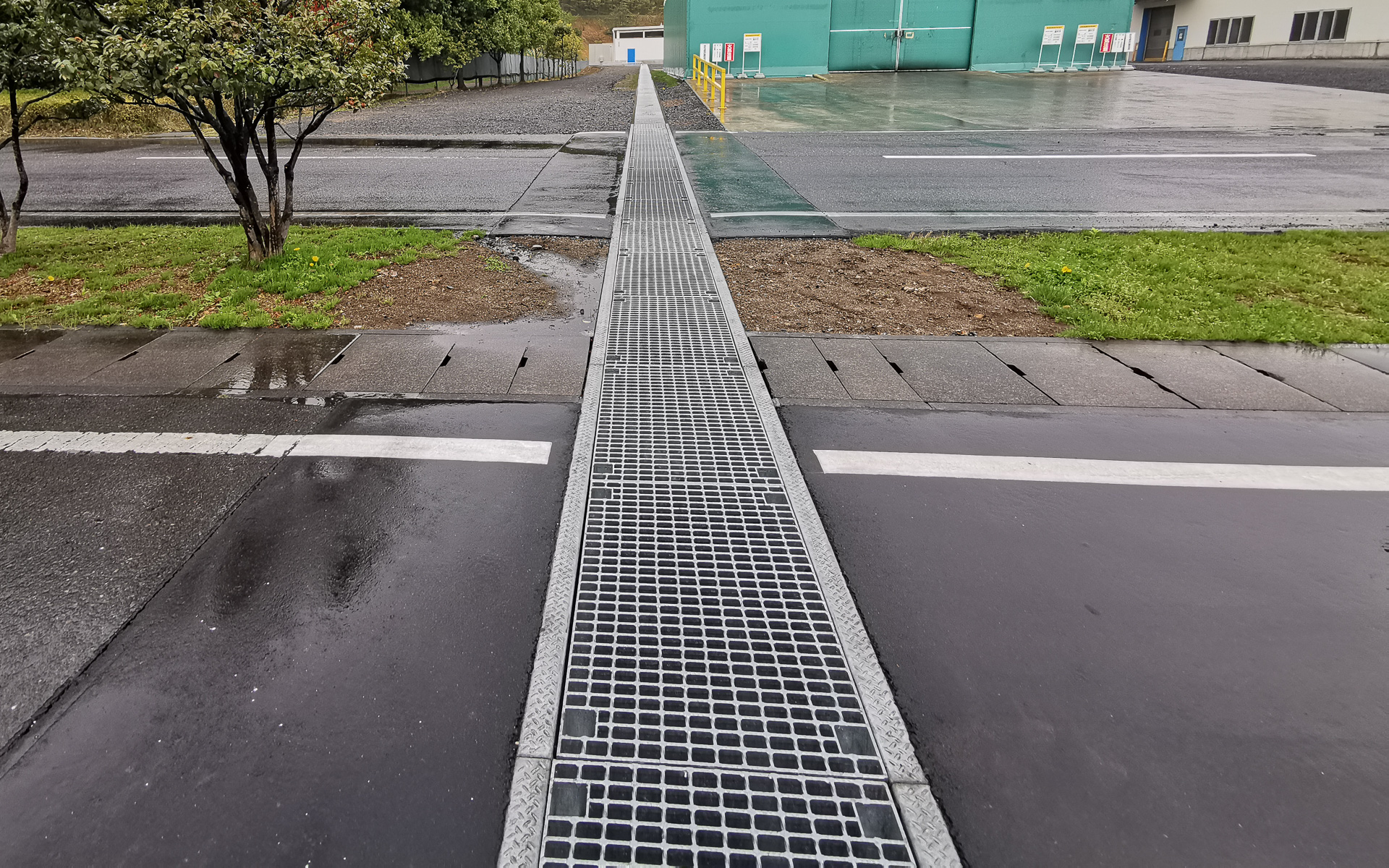 奥に見えるのがトレーラー専用の駐車場で、排水溝の中のパイプを通ってくる